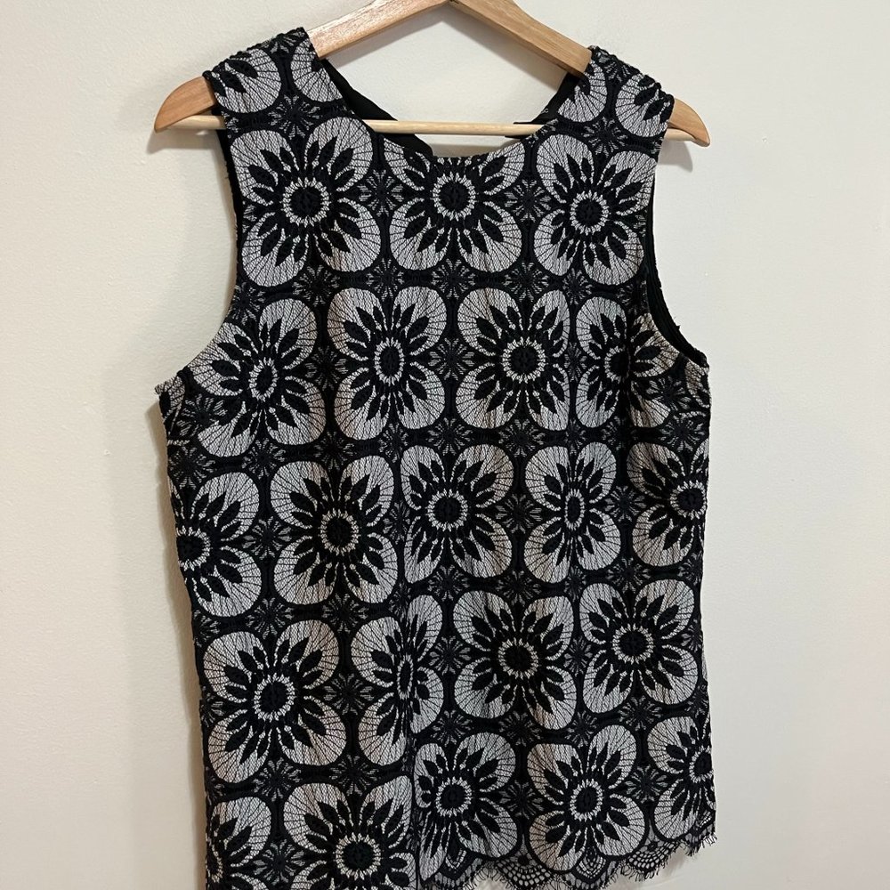 Banana republic sleeveless shirt size M Scalloped Lace hemline